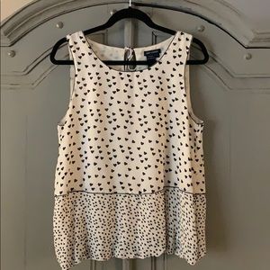 Sleeveless blouse with heart detail ❤️